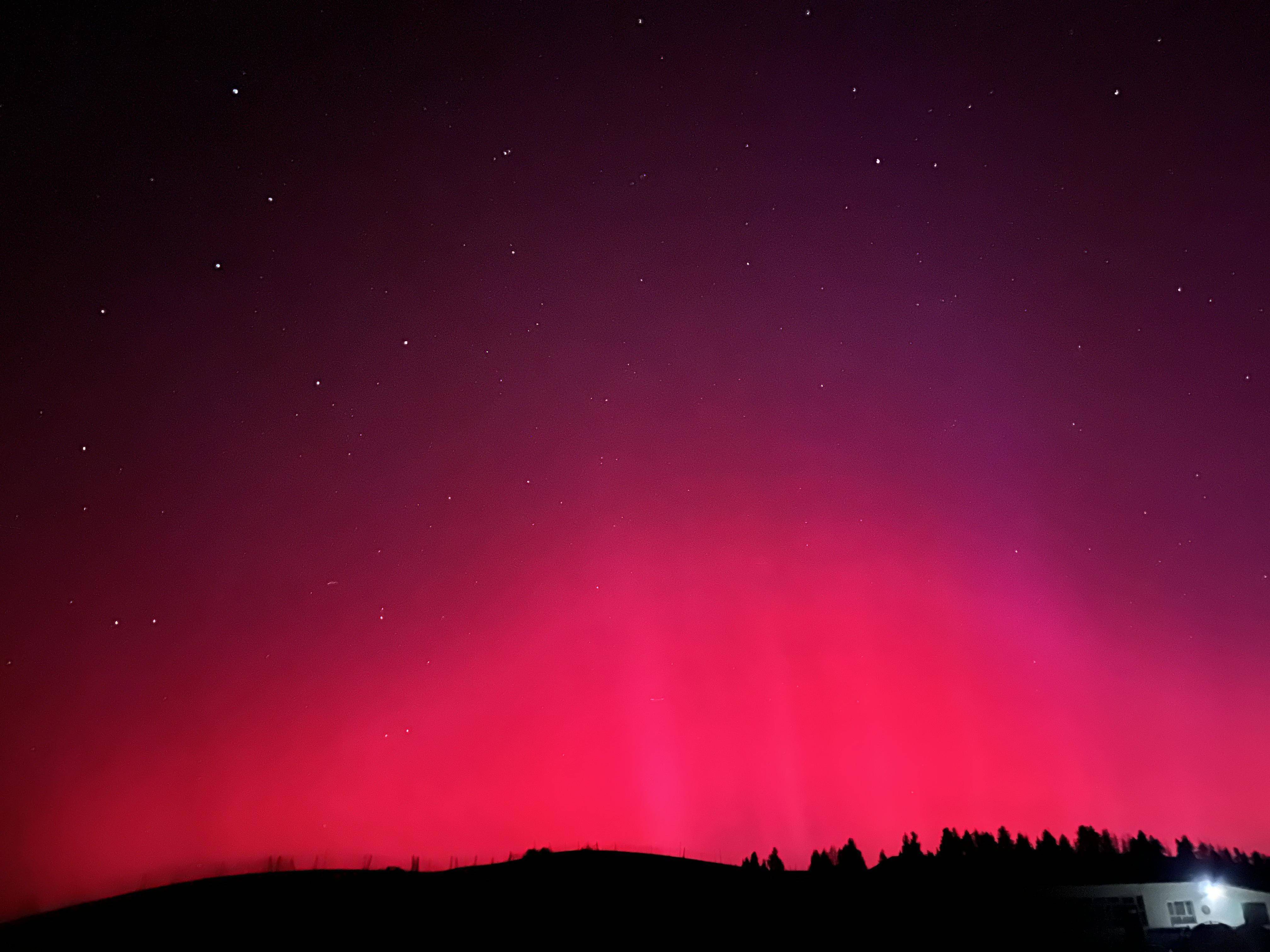 头版头条:罕见红,渐变……南北半球出现极光!这有高清美照