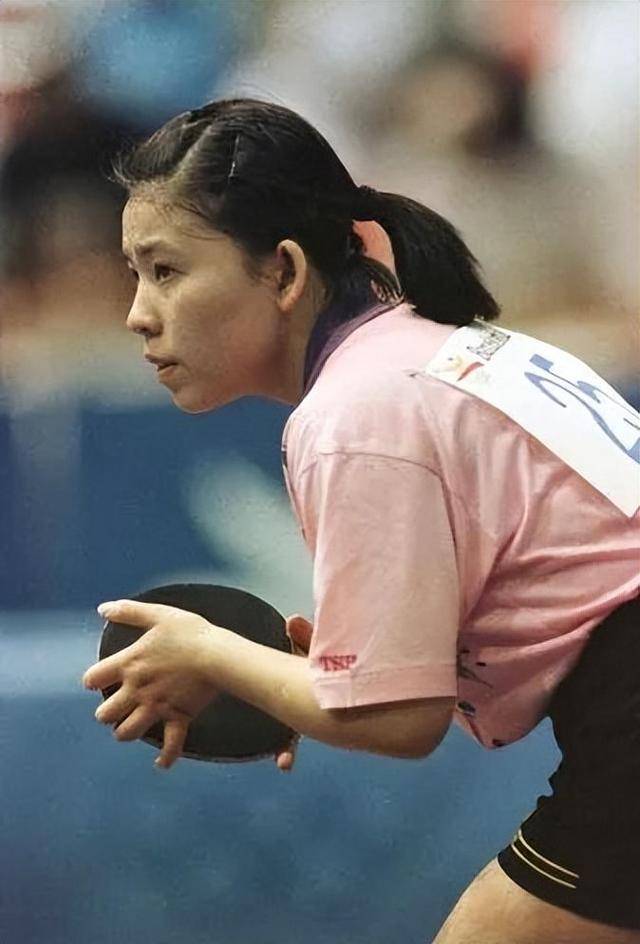 "乒坛传奇"邓亚萍:身价上亿,丈夫身居高位,幸福一家人