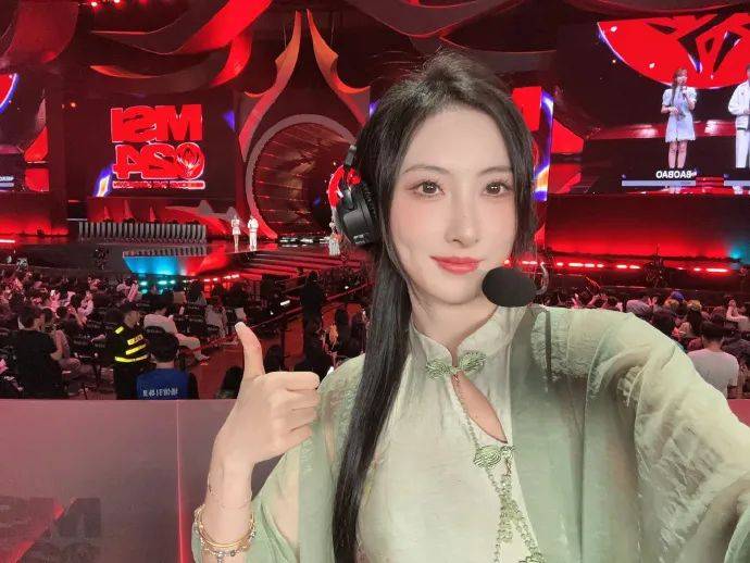 【lpl美女解说】鼓鼓:旗袍限定周day1 ·小青