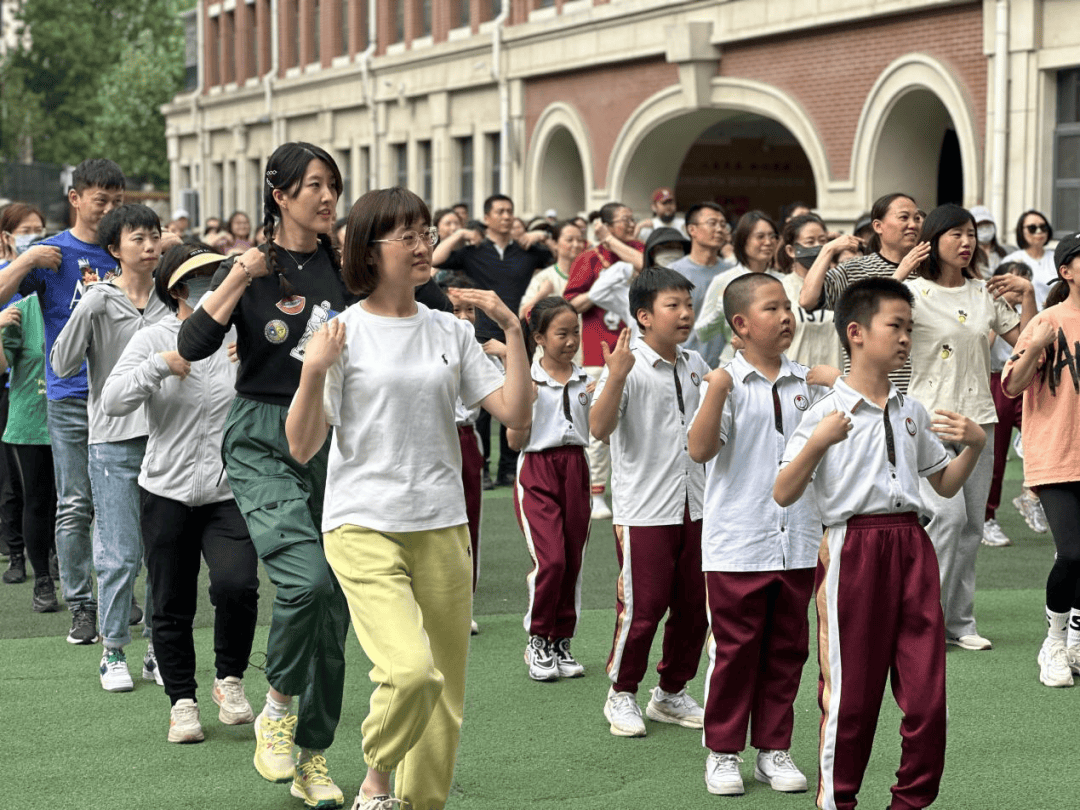4月春光明媚,万全小学兴安路校区举行了一场别开生面的亲子运动会,由