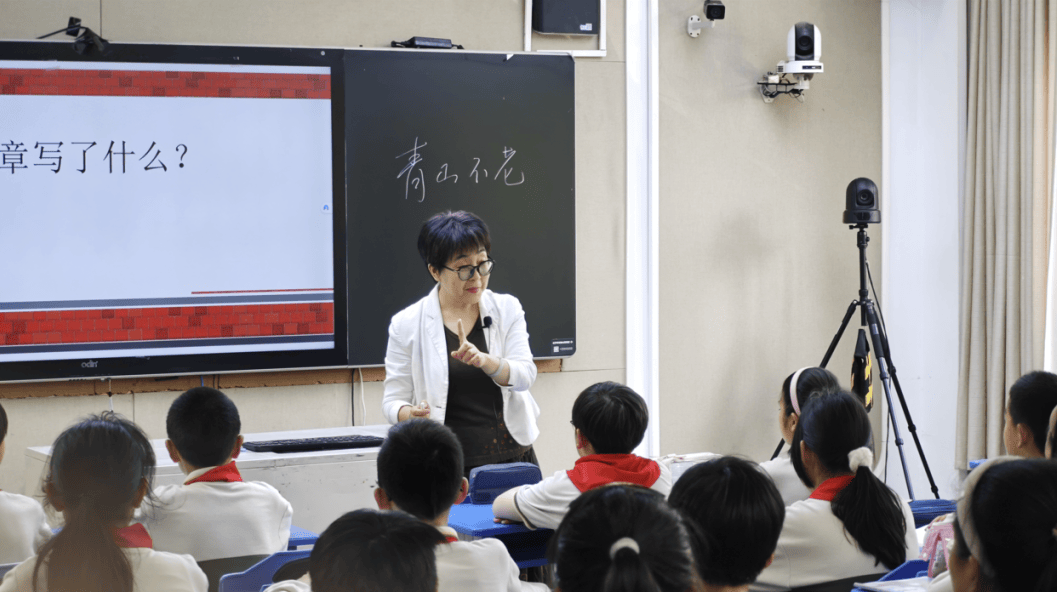 研讨互动促成长在研讨环节中,两位老师都分享了各自的教学思路.