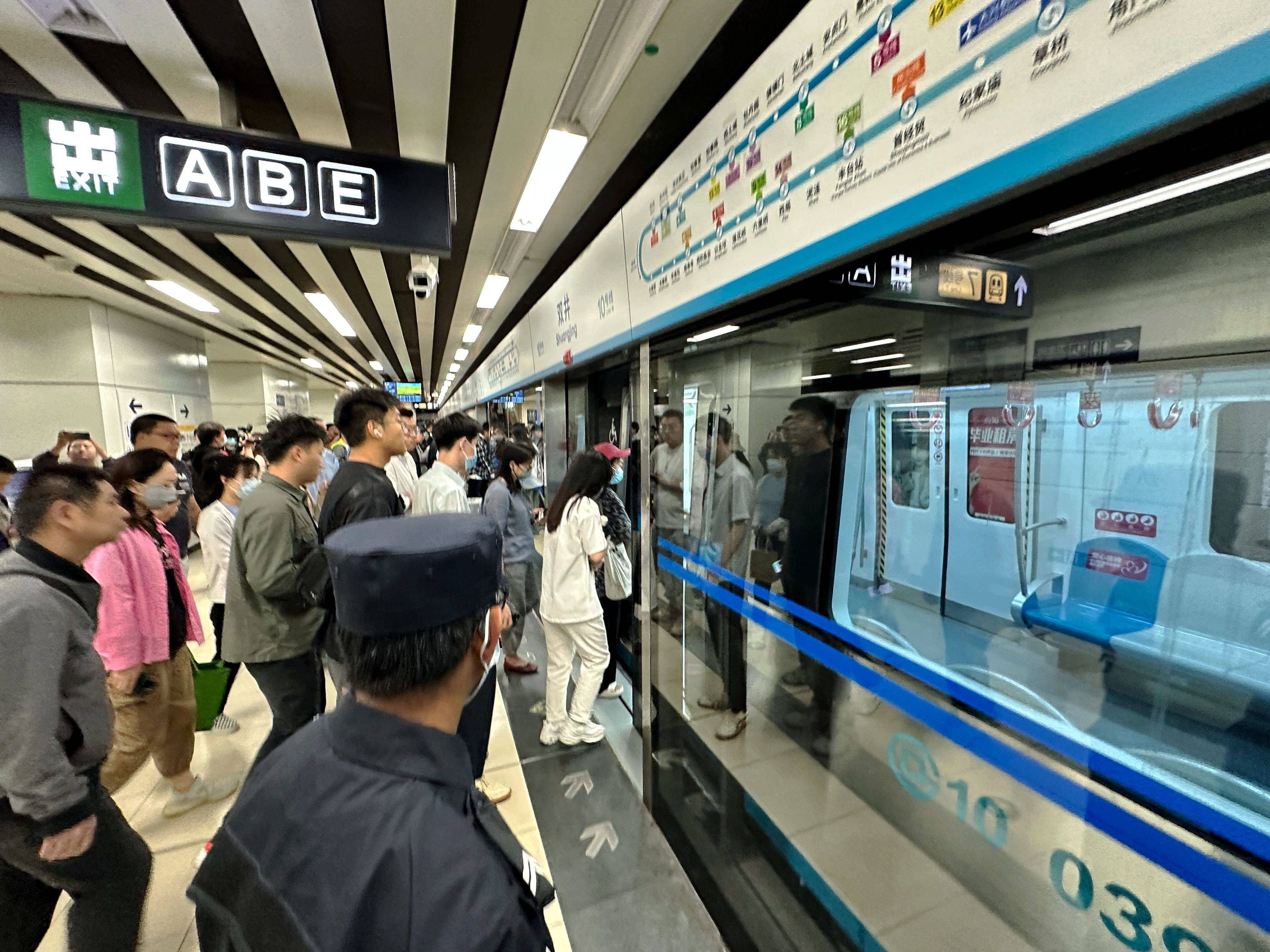 地铁10号线双井站早高峰加开空车,站台候车乘客瞬间清空