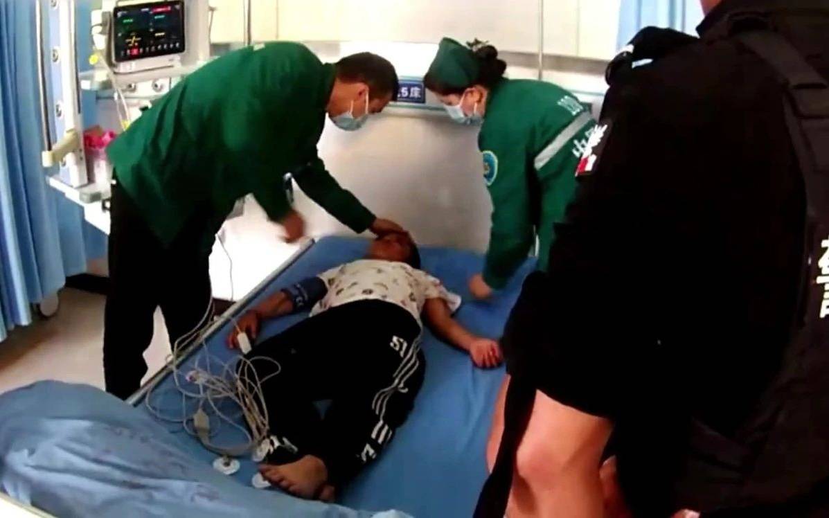 孩子街头突然晕倒,民警火速送医抢救