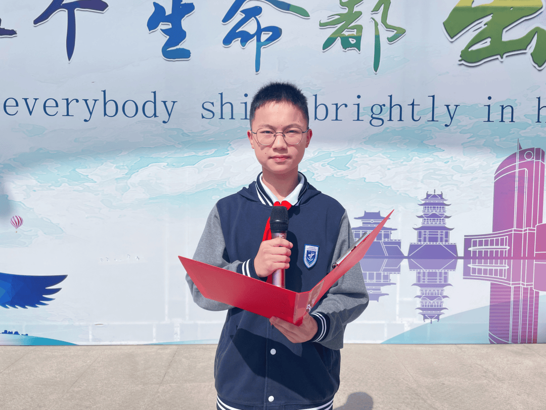 主持人:706 吴周睿演讲人:706班 华岩尊敬的各位老师,亲爱的同学们