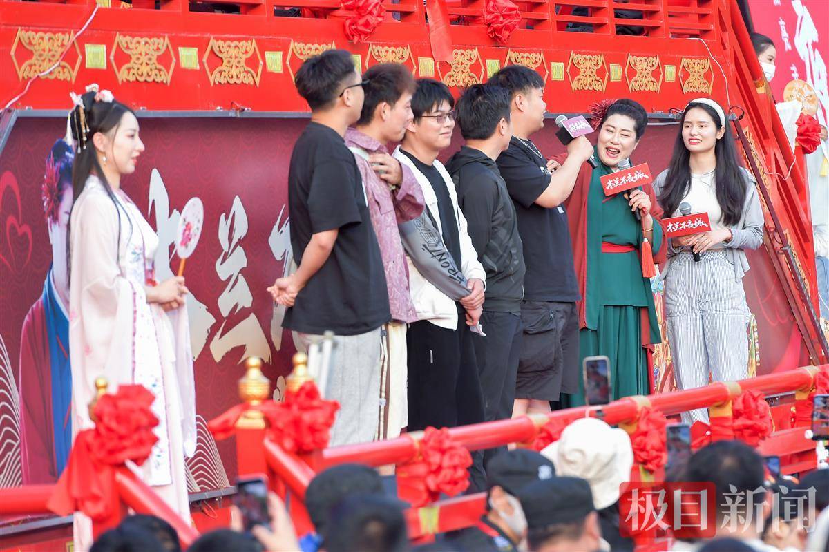 开封"王婆"现身武汉木兰不夜城,相亲交友活动将持续4天