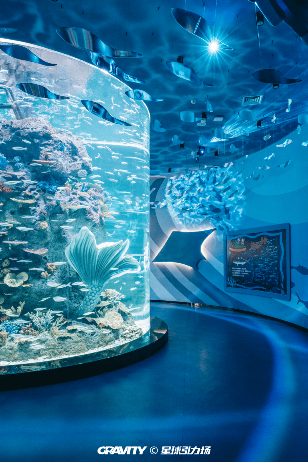 享受中世纪欧式建筑的典雅之美,一条河道贯穿而过,仿佛身处威尼斯水城