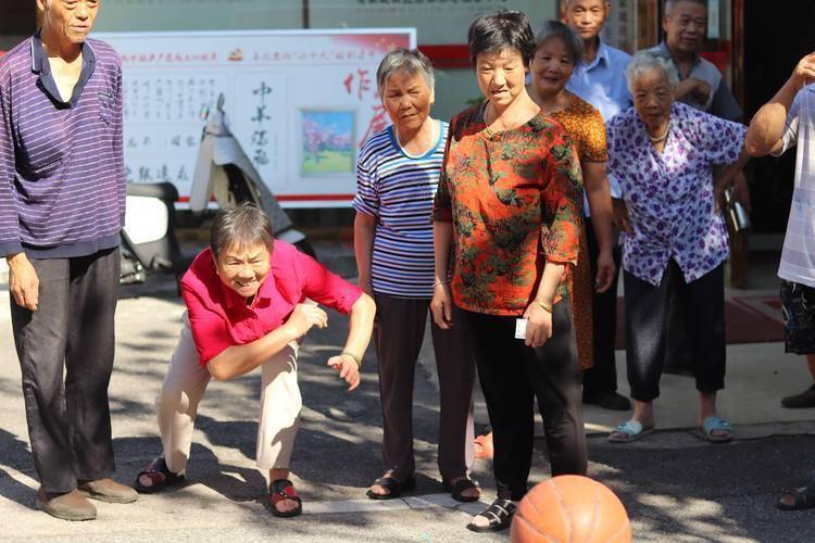 尤其是对于中老年人,过度运动很可能造成肌肉损伤,关节磨损及心脏过载