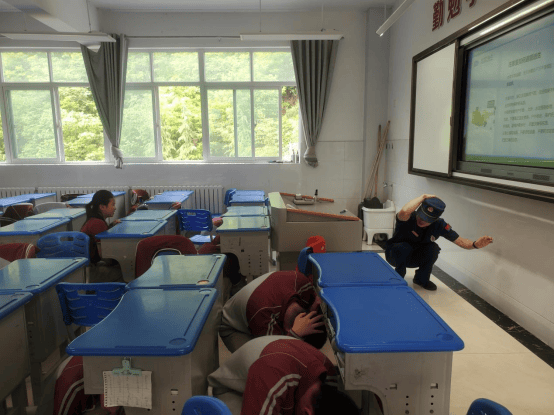 5月8日,大队走进龙门中学开展防灾减灾知识普及活动.