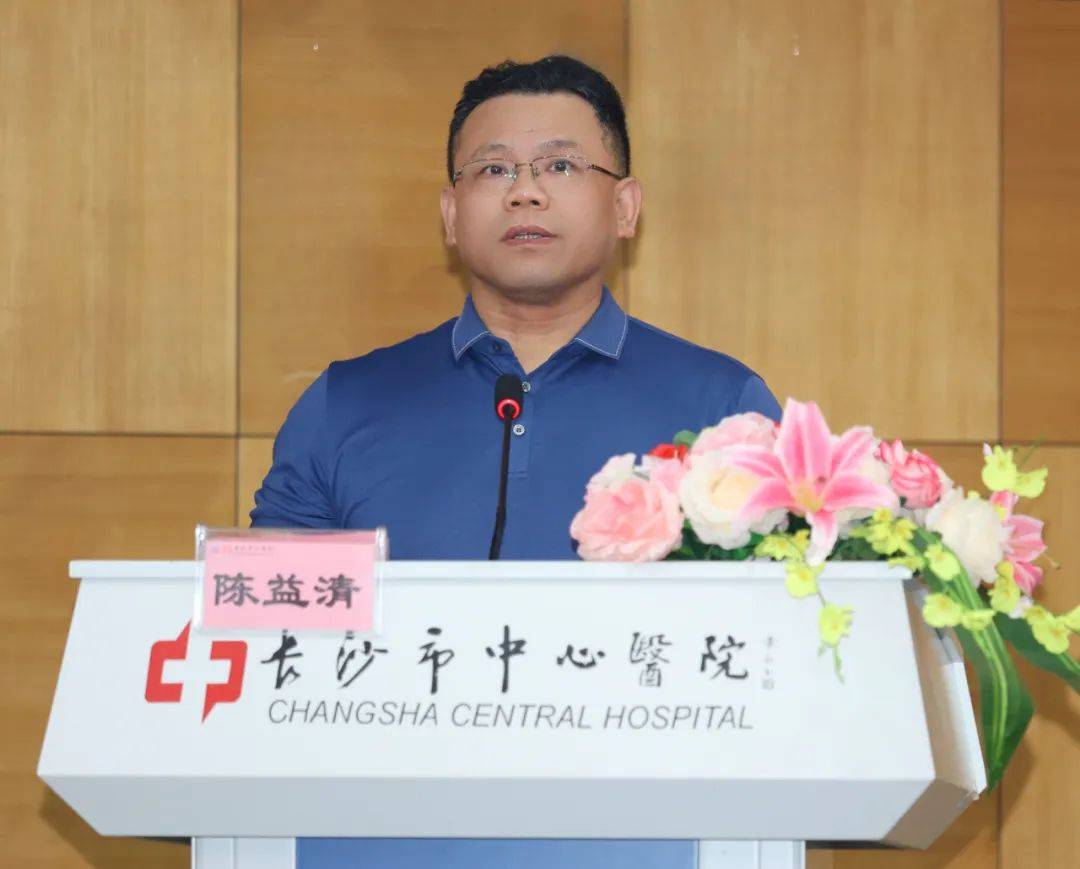 院纪委书记陈益清宣读关于表彰第六届医学科普微视频获奖作品的决定.