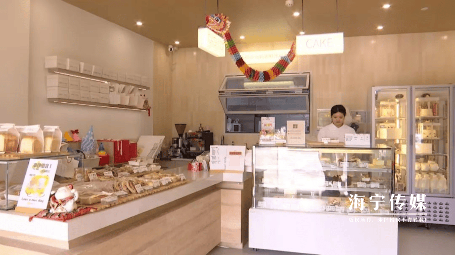 黄洁透露,其中母亲节的销量是一年中最高的,去年母亲节期间店里接到了