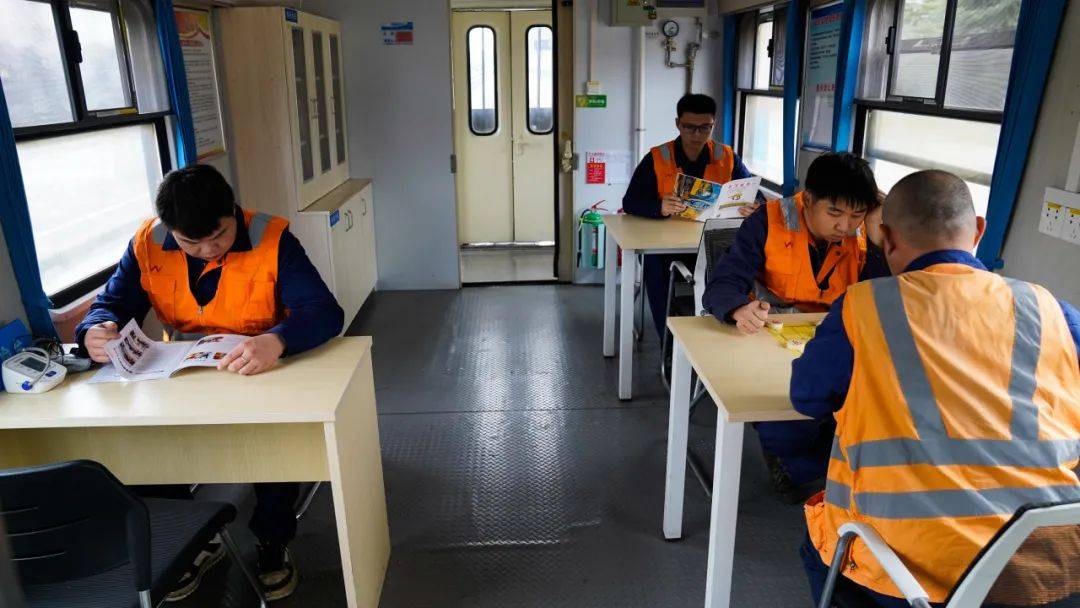 武铁职工"流动的家"!_施工_宿营车_武汉