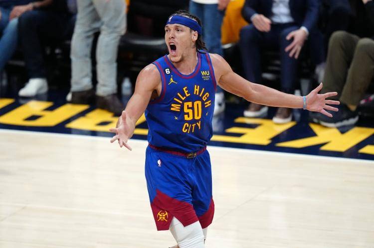 戈登12中11?戈贝尔:很多球都有对抗 他变身科比我们只能接受