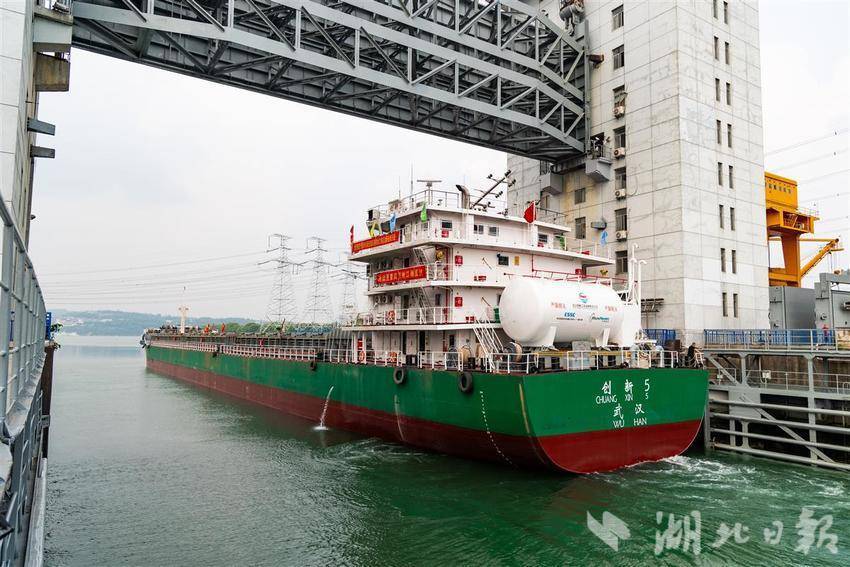 万吨级江海直达船首过三峡大坝_创新_长江_重庆