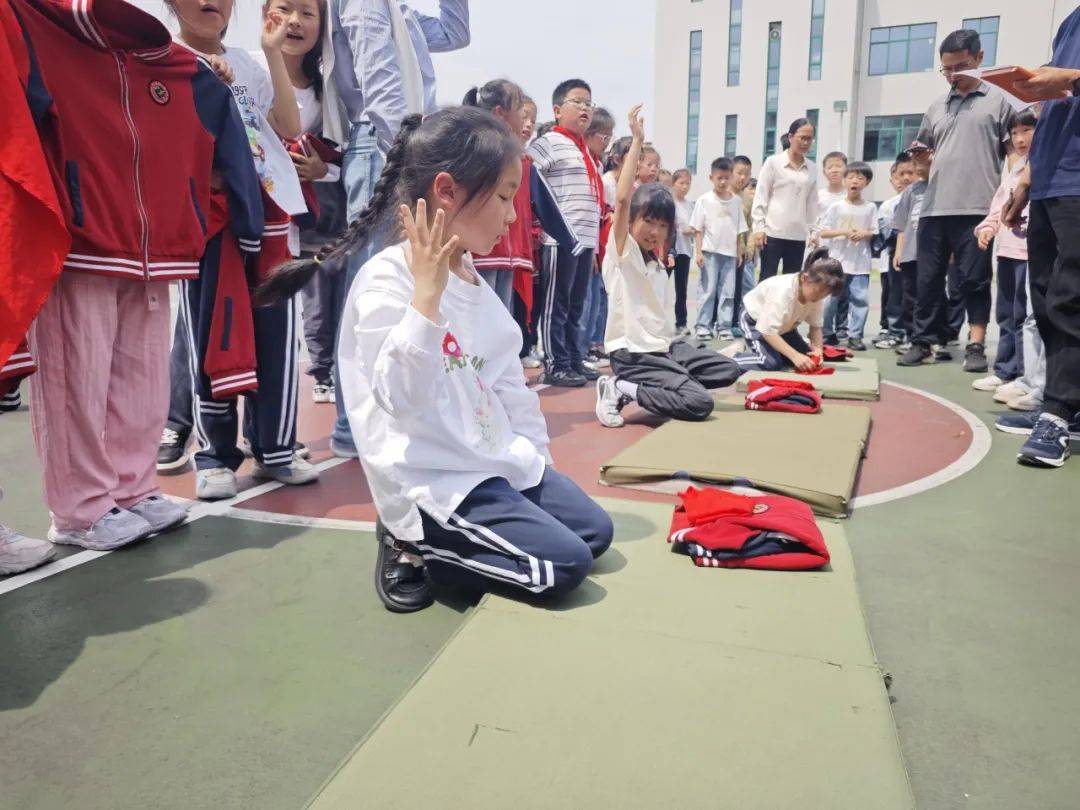 瞧,他们正熟练地进行折叠,展开,铺平,压一压,折叠,拍一拍……服衣叠二