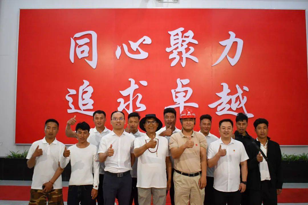 左贡县基层群众在工作人员带领下,聚精会神观看《大国重器筑梦人》