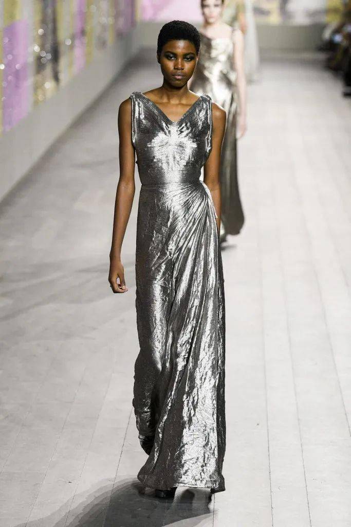 千禧年的银色美学又回归!银色-成2024时尚风向标