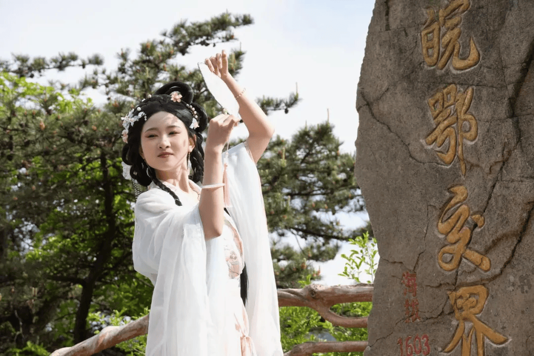 登临绝顶,皖鄂沃野尽收眼底;仰望苍穹,万里晴空一揽怀中.