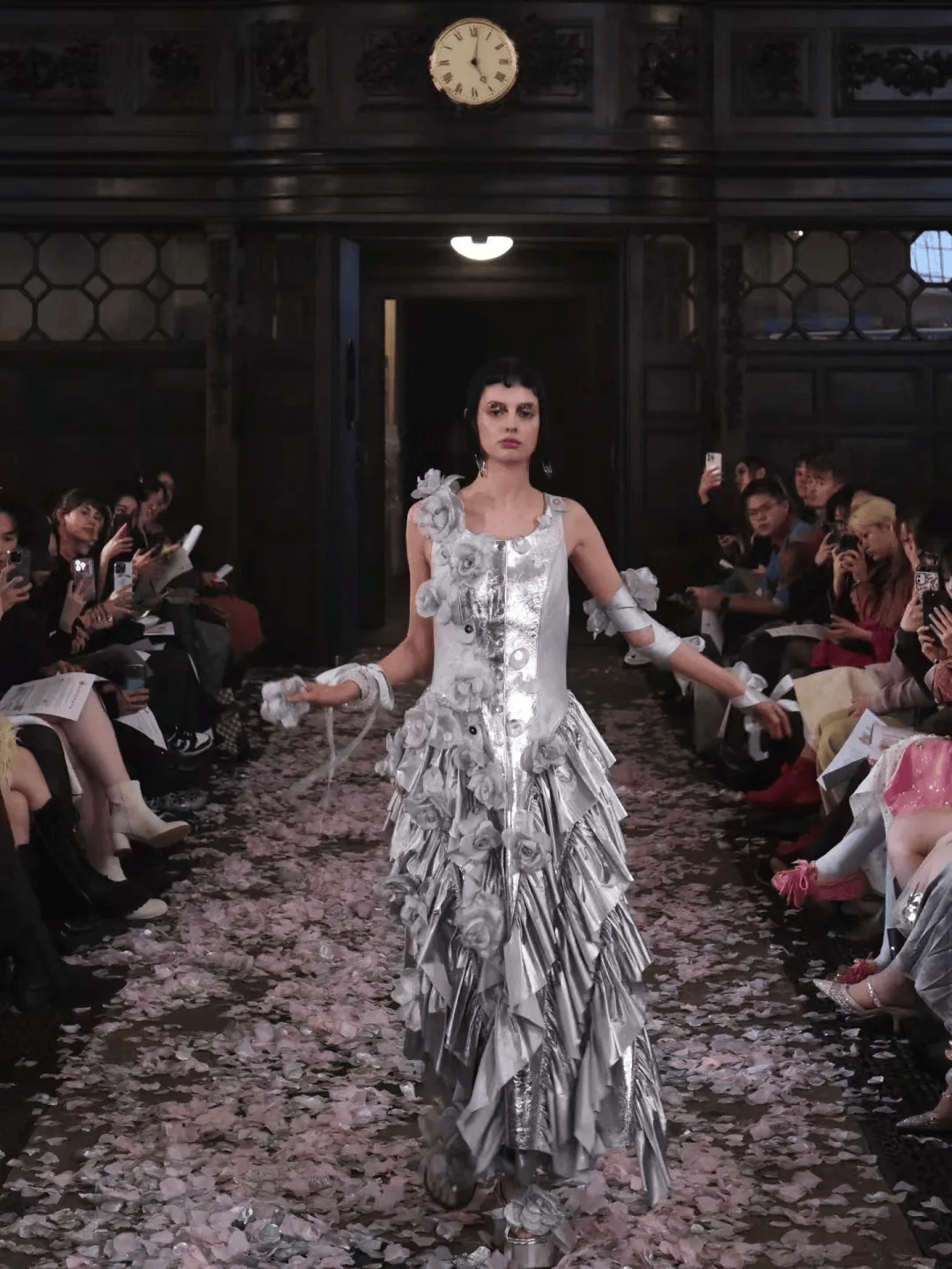 千禧年的银色美学又回归!银色-成2024时尚风向标