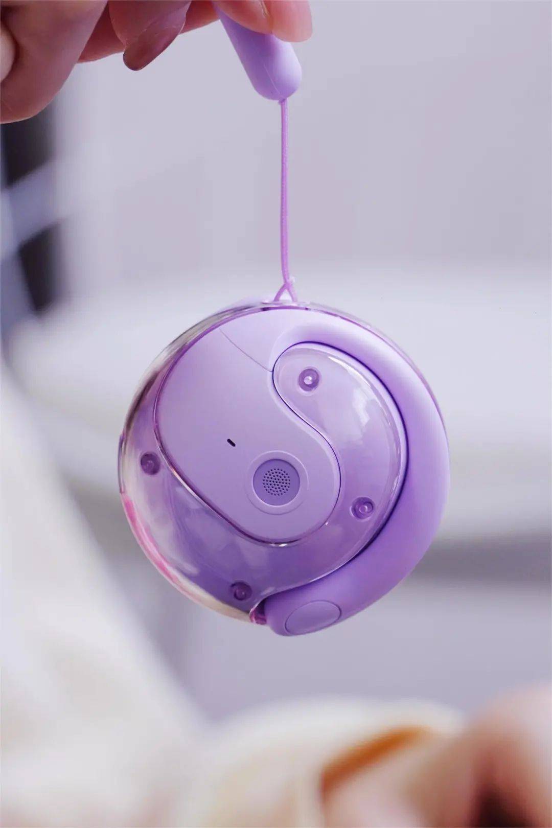 颠覆了所有耳机的传统外形设计,强力磁性吸附,无需开盖轻松取用,精灵