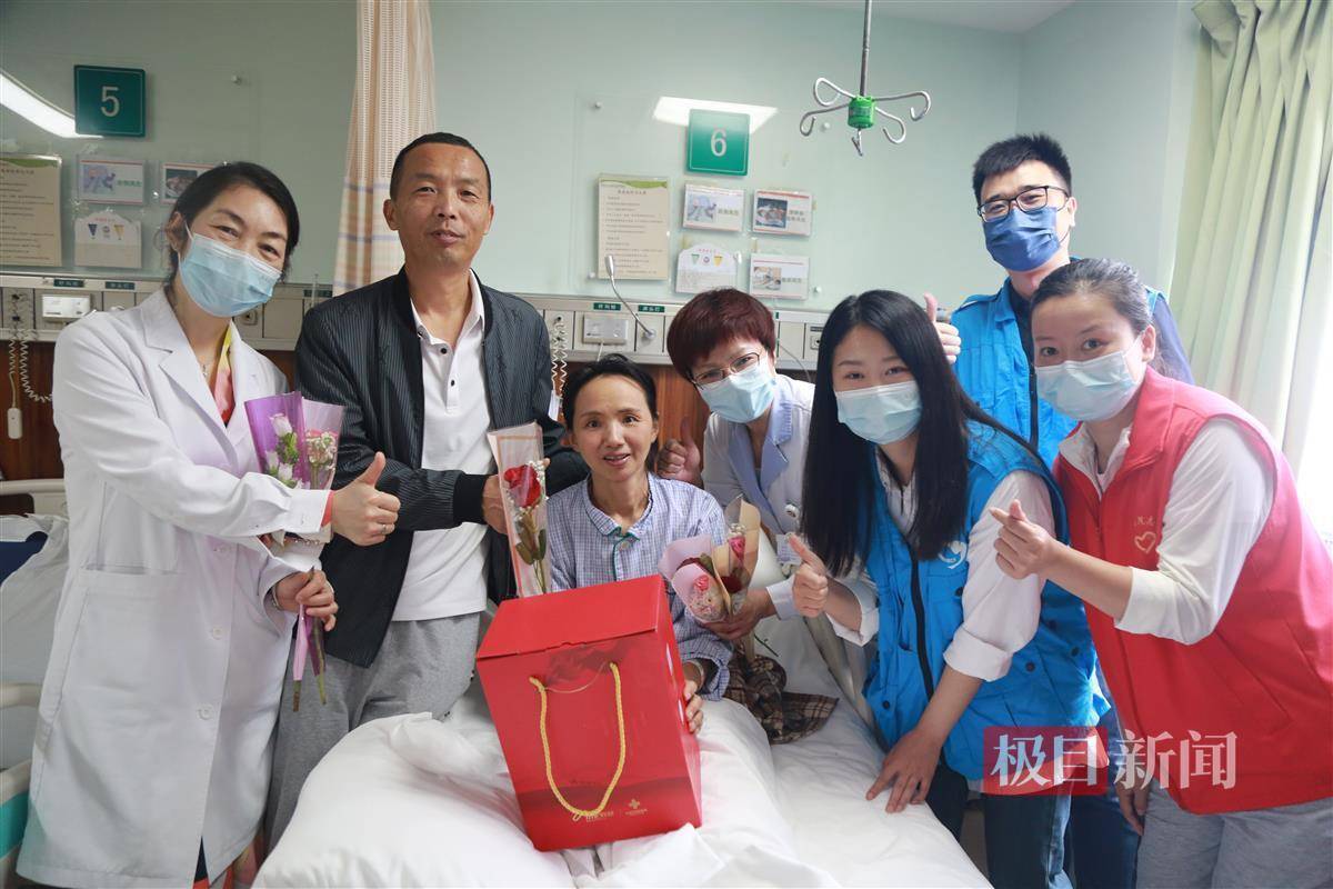 爱心花束、温馨合影、健康礼盒……多方爱心共同致敬病房里的母亲(图3)