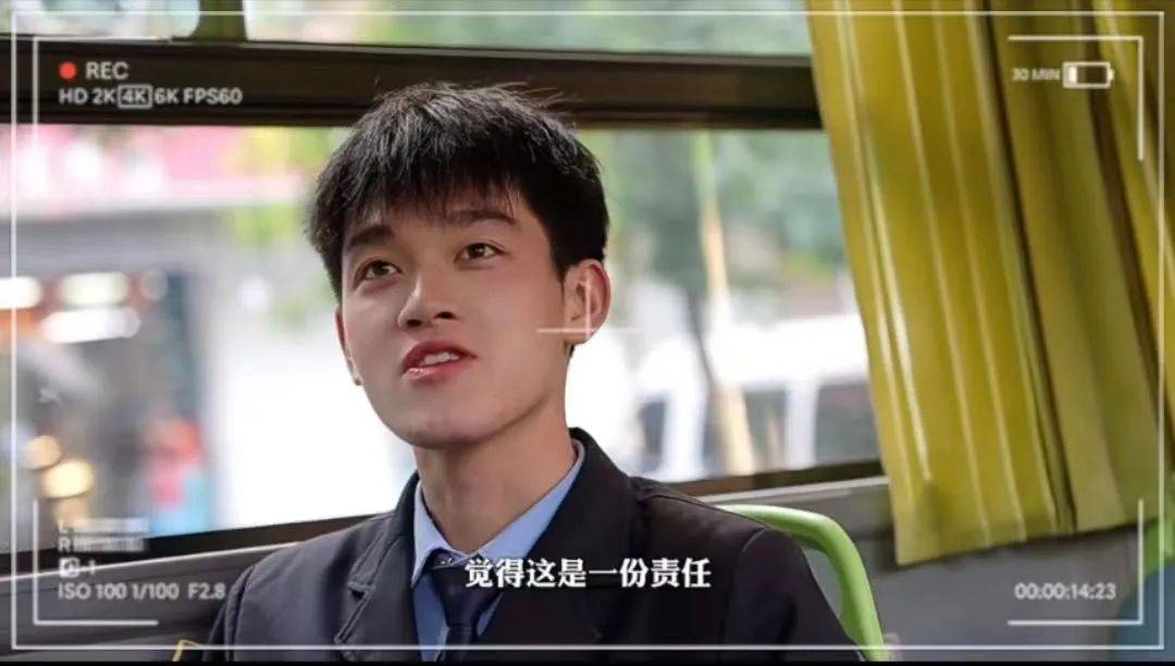 乘客来打卡拍照!他回应._严梦雨_工作_职业
