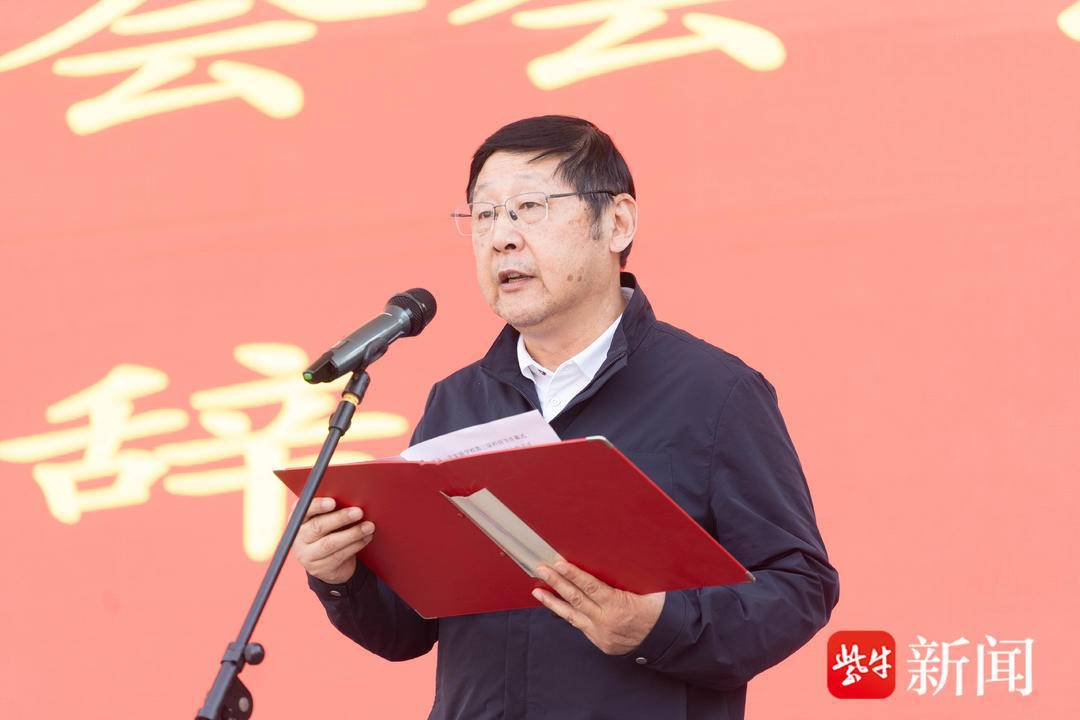 原厅长,江苏省航空运动协会名誉会长孙文德向尤小平校长赠送摄影作品