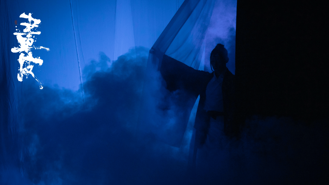 这不仅揭示了人性的复杂性,也与荣格心理学的"阴影"及"原型"概念相