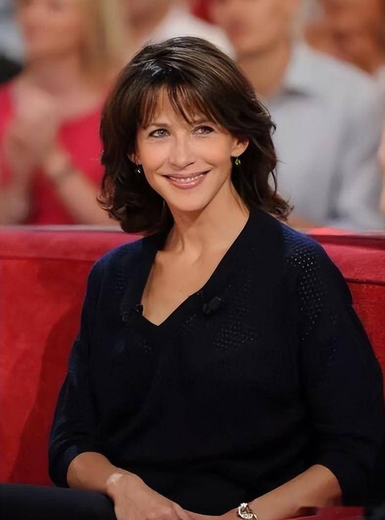 苏菲玛索57岁未婚,不遮皱纹优雅变老,比模样大变的阿佳妮好看