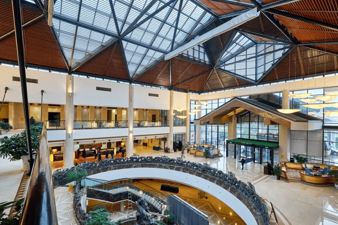 轩辕国际大酒店夜幕降临,华灯齐放,远眺黄山远离繁华喧嚣的桔子酒店能