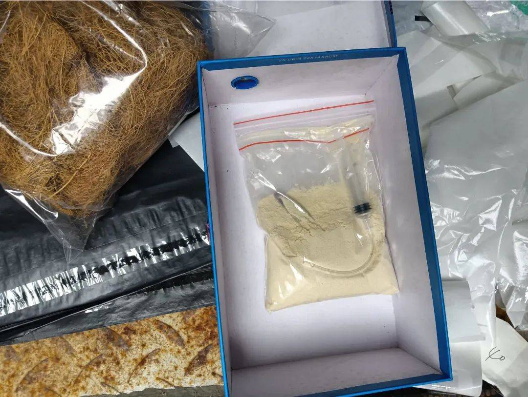 快递惊现"白色粉末"?快递小哥果断报警!