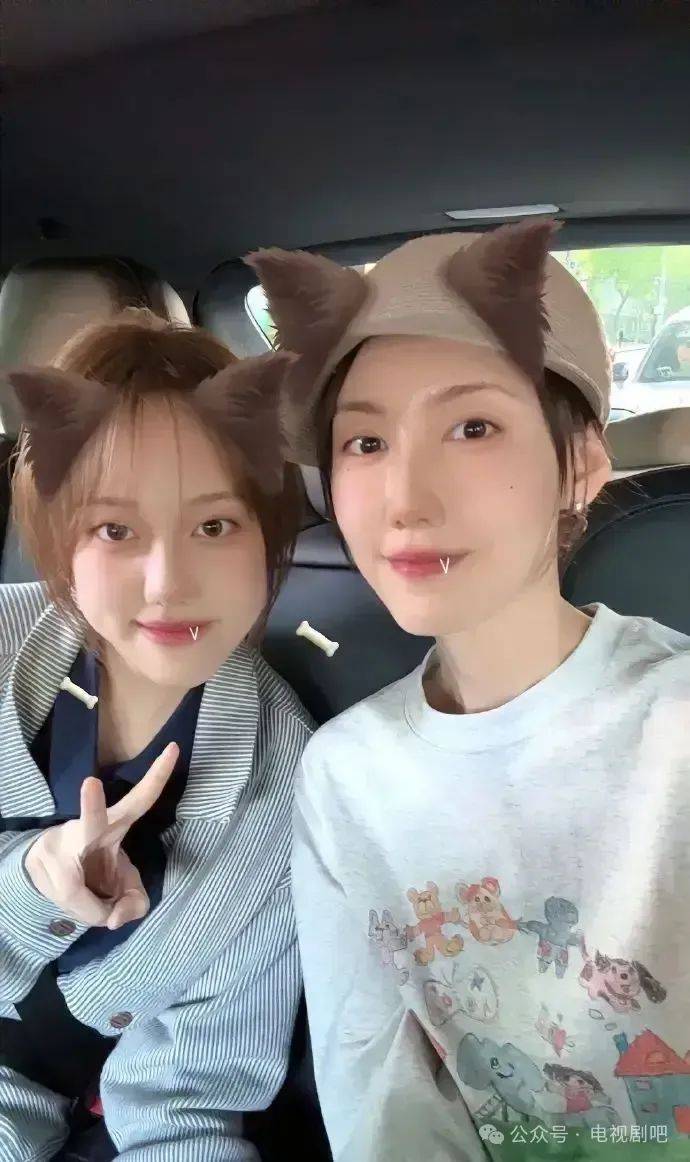 随后,高露晒出与女儿的合影力证女儿账号的真实性,据悉,高露的老公是