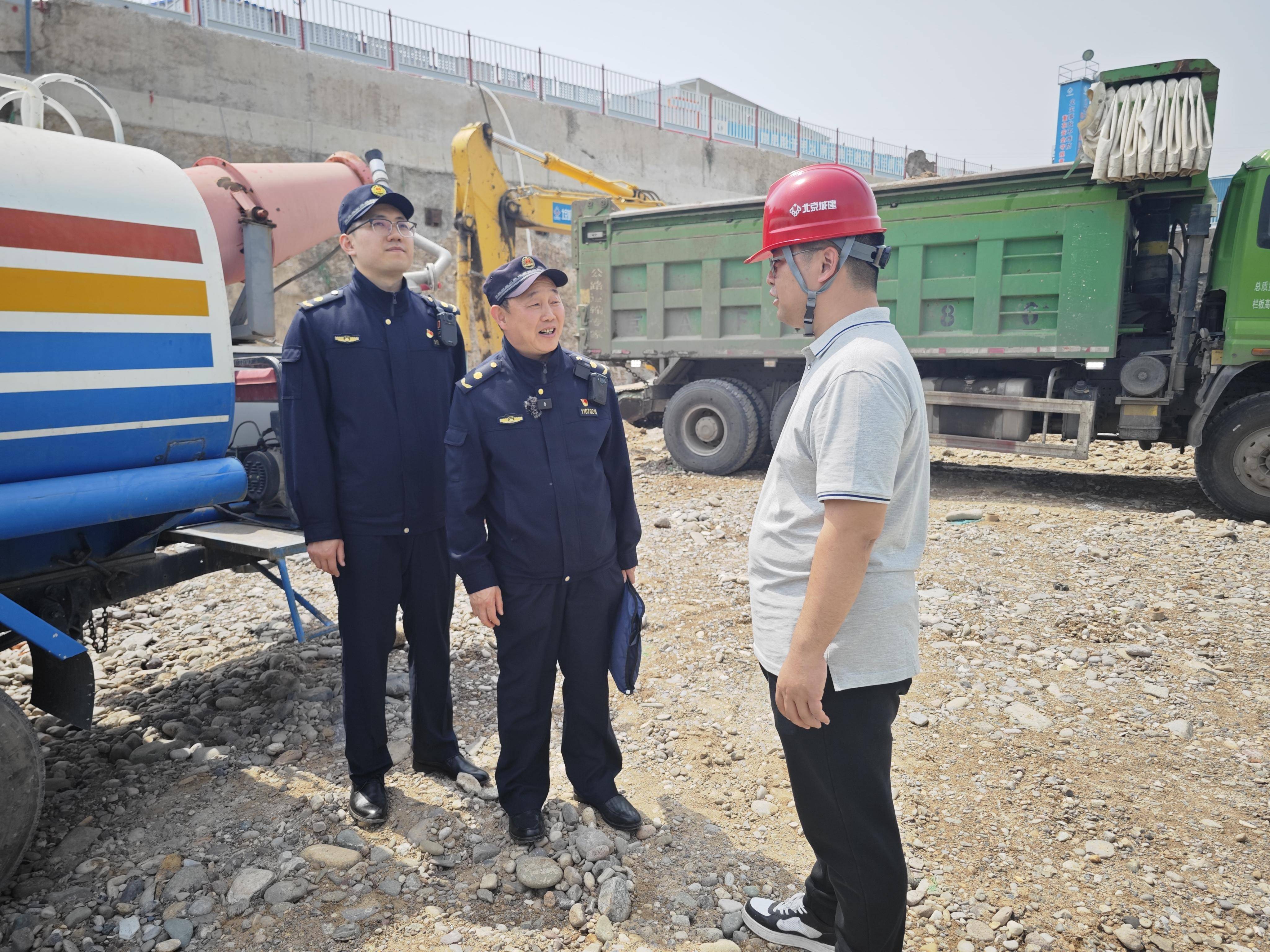 执法对象送锦旗,城管队员赵克义:让群众满意不是件容易的事情