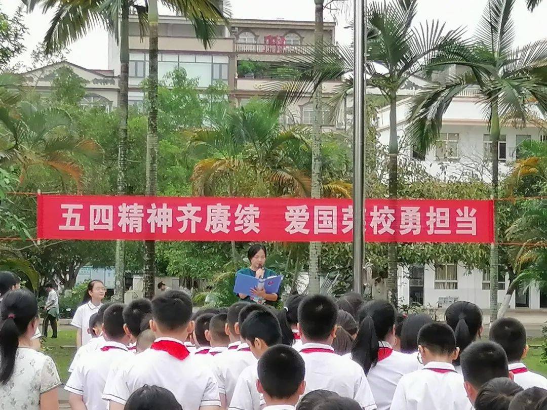 左右滑动,查看更多5月6日,东兴市实验中学团委开展"五四精神齐赓续