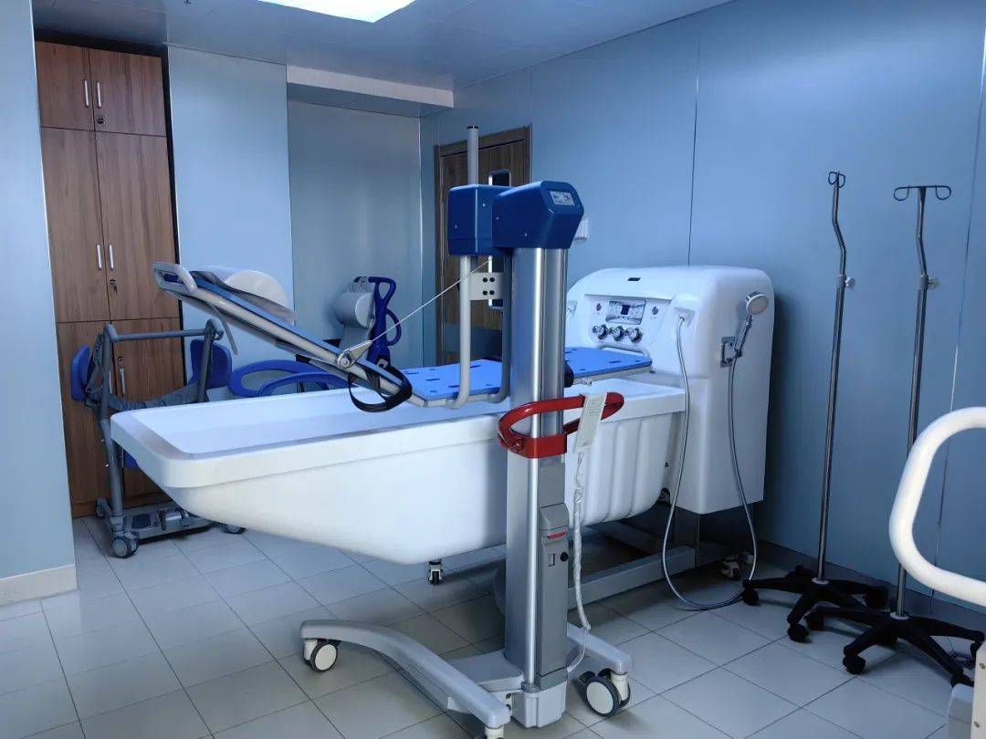 左右滑动,查看更多中心主任贾靖宇表示,老年护理中心焕新启用具有里程