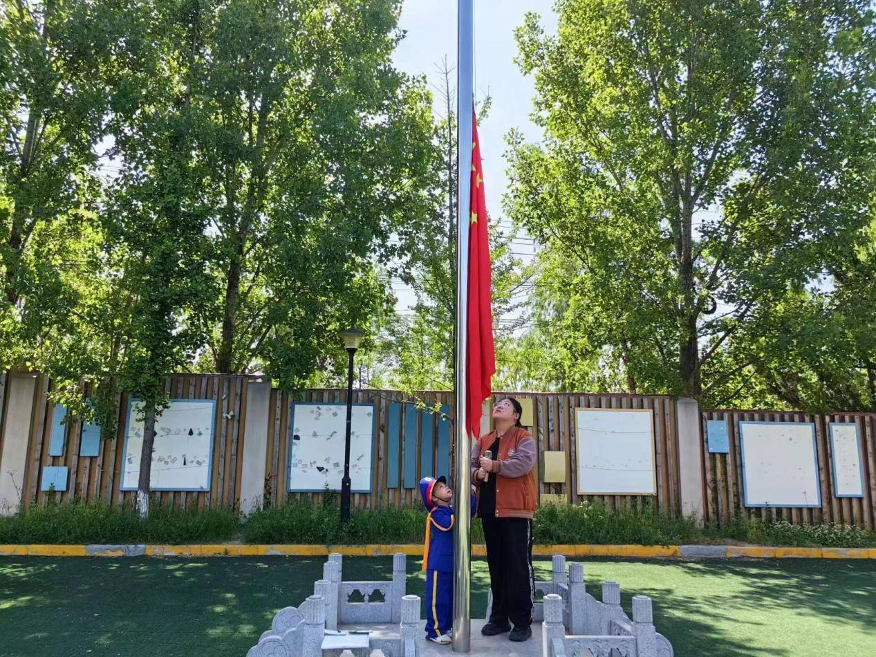 狄寨街道第三幼儿园举行第十二周升旗仪式