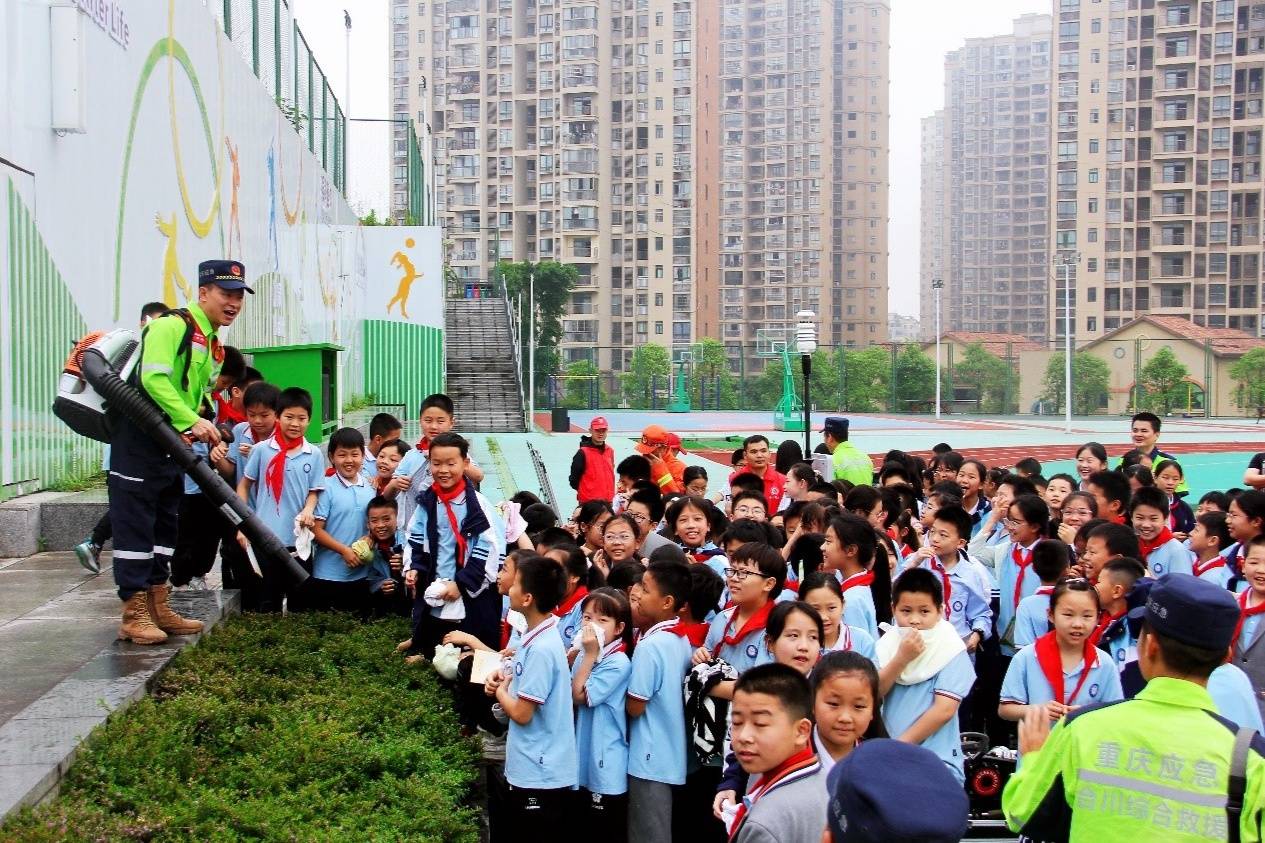 学生们近距离观摩抢险救援设备(合川区凤凰小学供图)在抢险救援设备
