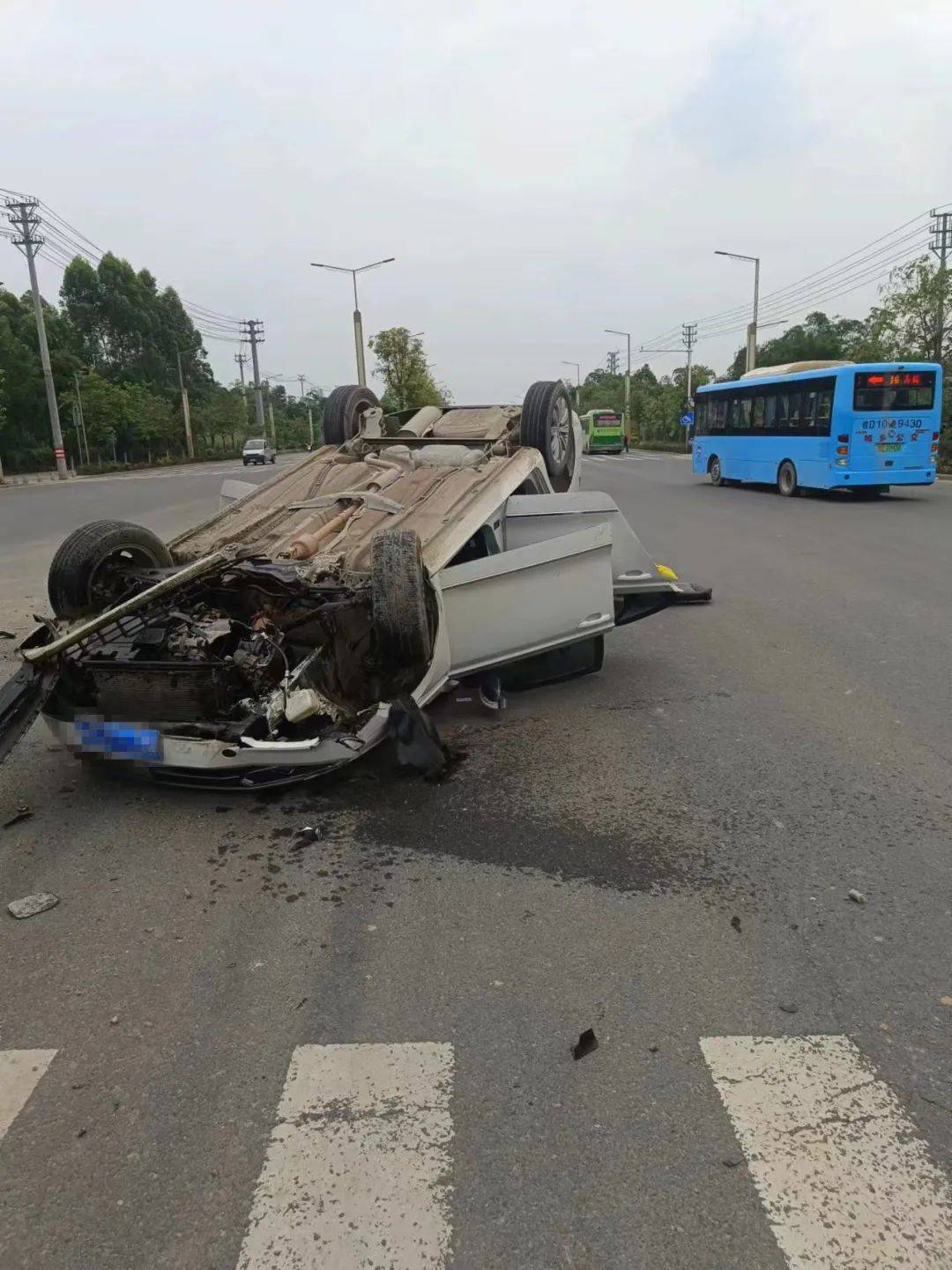 今天,在藤县"六车道"发生一起交通事故,一小车知何故撞向中间绿化带