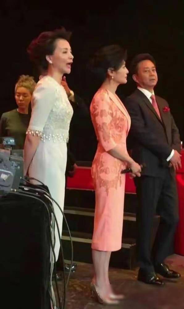 当周涛遇到董卿,才发现女人上了年纪,"仪态"比"颜值"更重要