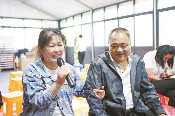 "刚才我蒙着眼睛牵着老公的手一起过障碍,这样无条件信任他的感觉