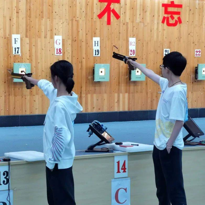 该赛事由重庆市体育局主办,重庆市射击射箭运动管理中心承办,共有来自