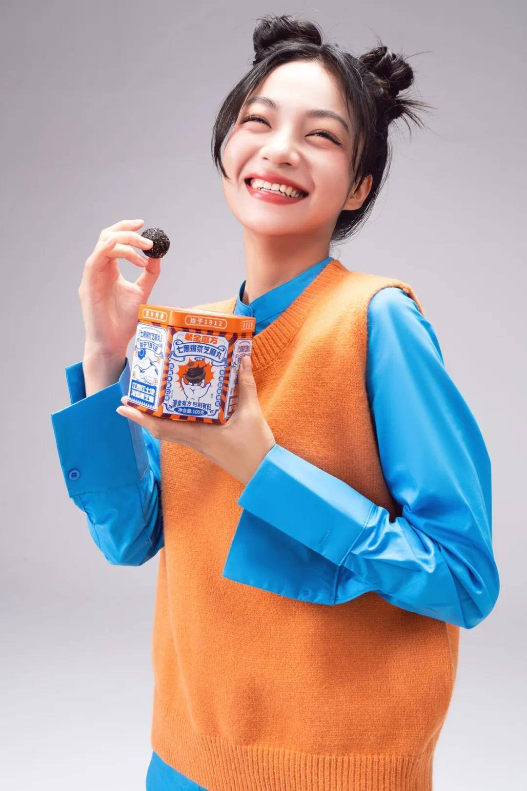 比如芝麻类的芝麻核桃黑豆粉,孕妇即食的芝慧麻麻黑芝麻饼,口感更丰富