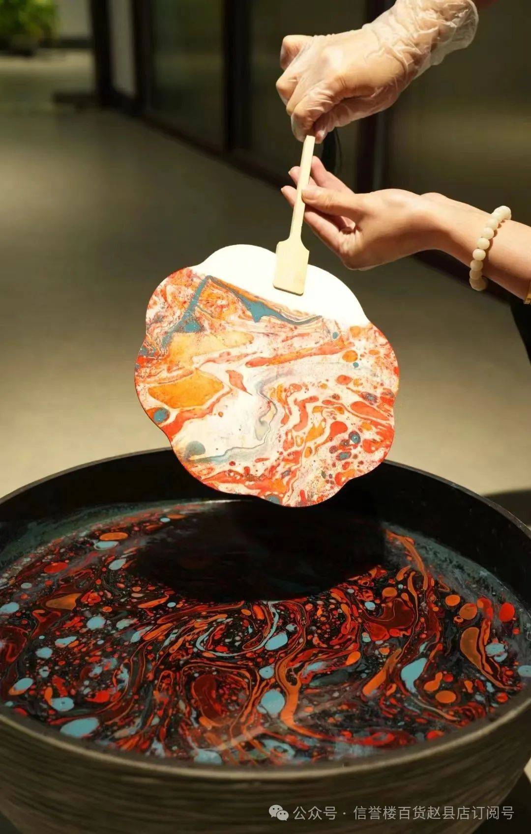 【赵县信誉楼】不止玫瑰有爱意|珠宝部邀您体验非遗漆扇制作