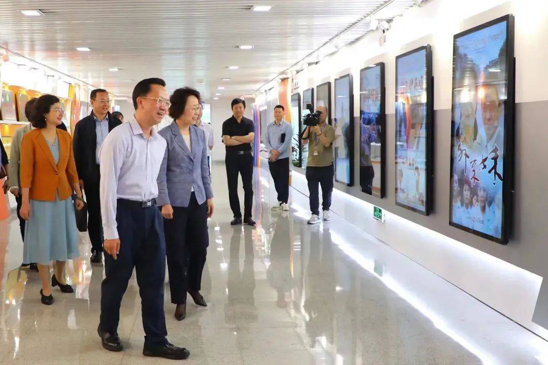 管理司司长冯胜勇,总局科技司司长余英,总局安全传输保障司司长杨晓东