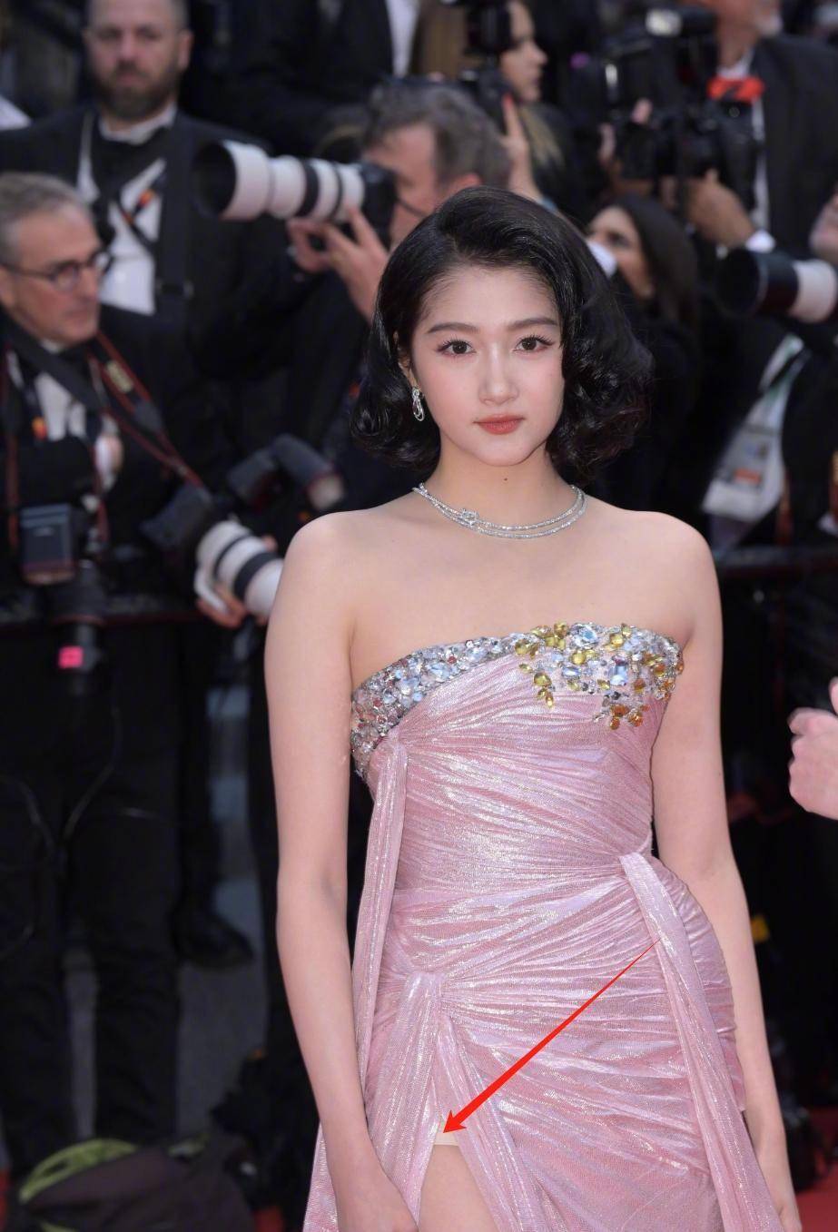 戛纳电影节:关晓彤复古卷发 粉色裙又老又土!被嘲像一根火腿肠