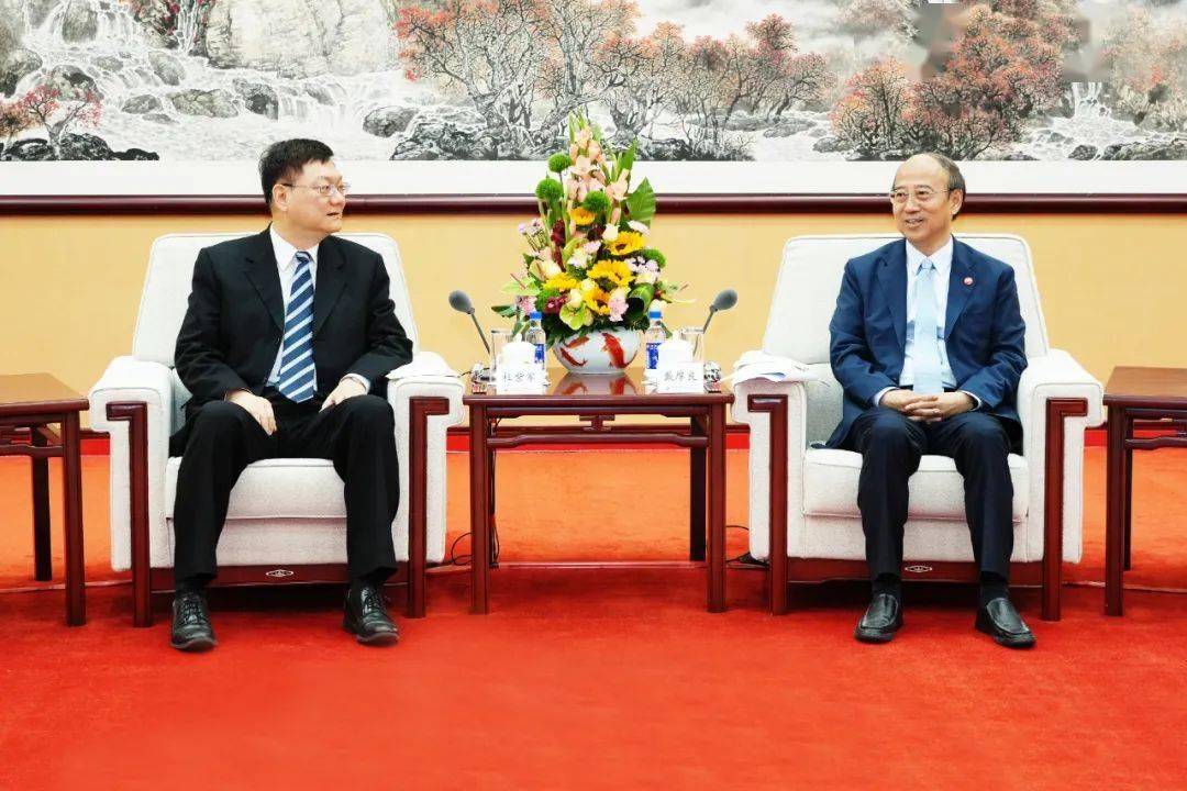 中石油董事长戴厚良与两位企业家会谈交流