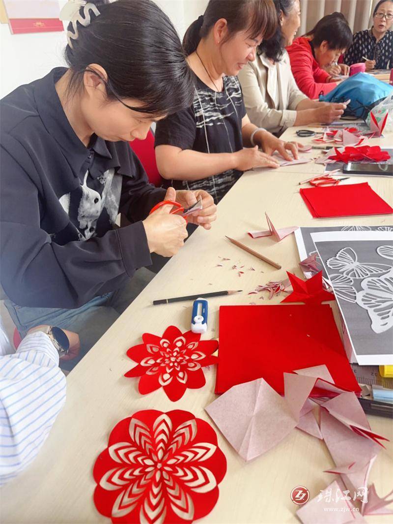 沾益区老年大学"非遗课"传人间之大美 启智慧之灵性_剪纸_文化_传统