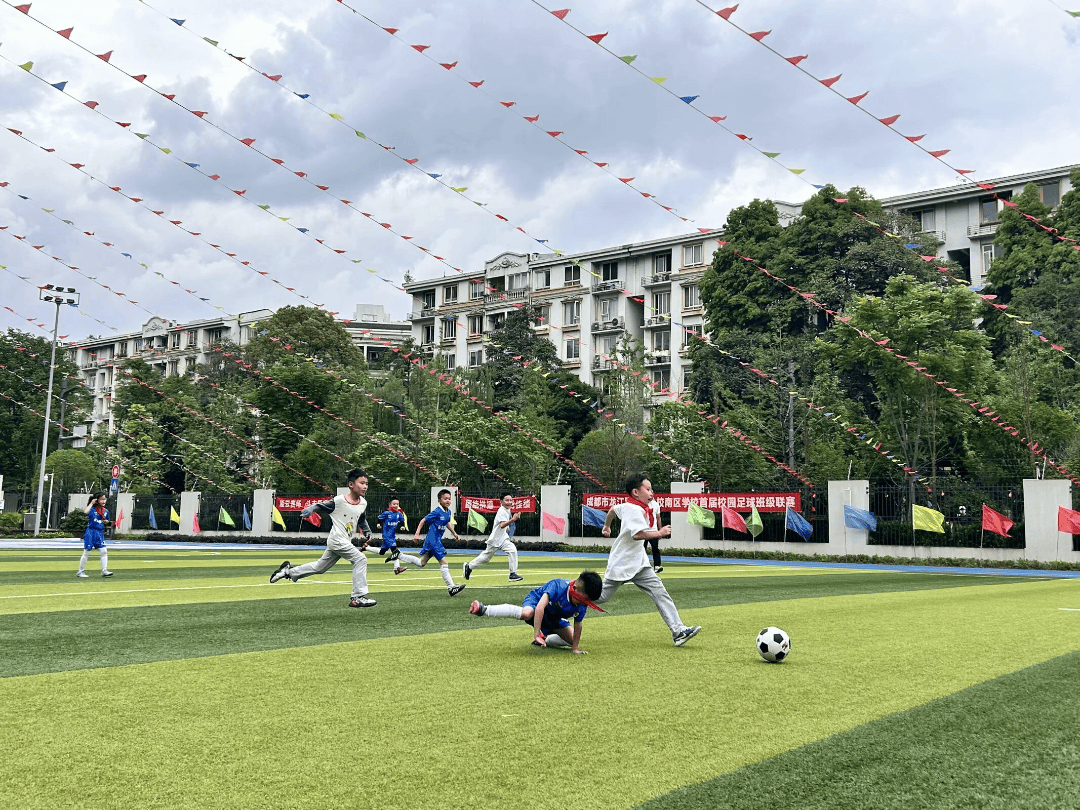 驰骋绿茵童年梦 激情舞动向未来——成都市龙江路小学分校南区学校