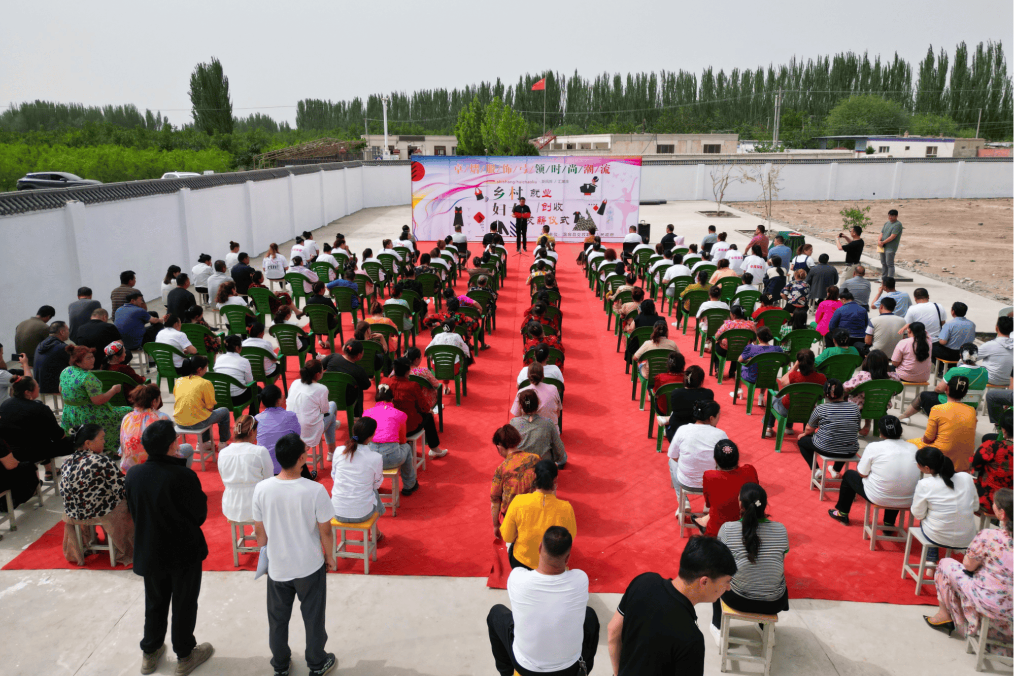 温宿:再就业!50余名妇女家门口领工资