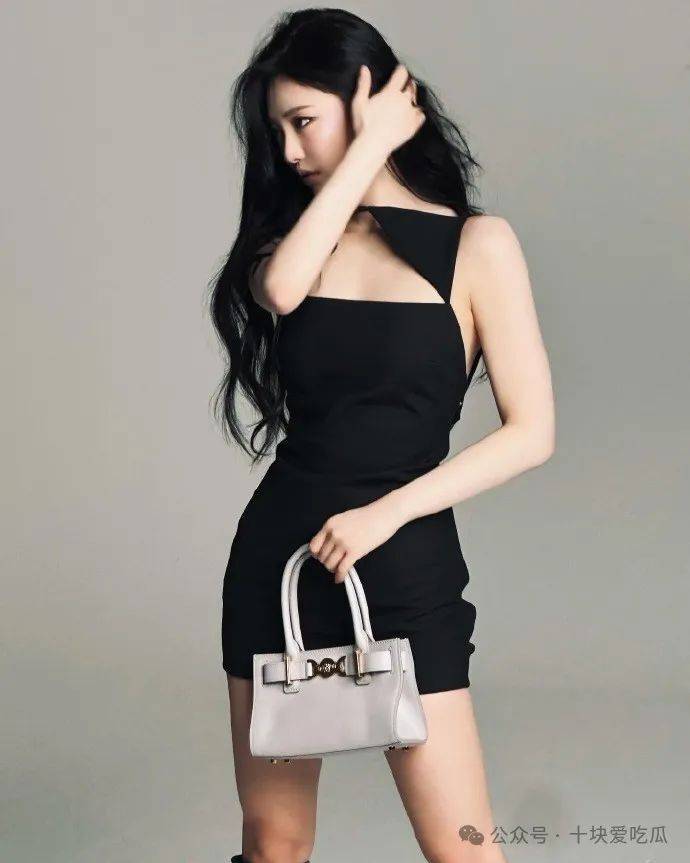 身穿versace 高级定制,今年2月份品牌直接官宣她出任全球品牌代言人