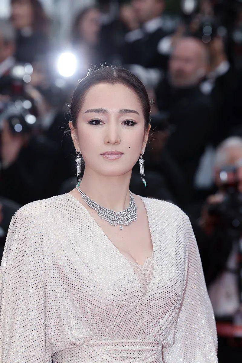 巩俐 in alexandre vauthier 特别定制裸粉色长裙巩俐佩戴卡地亚珠宝